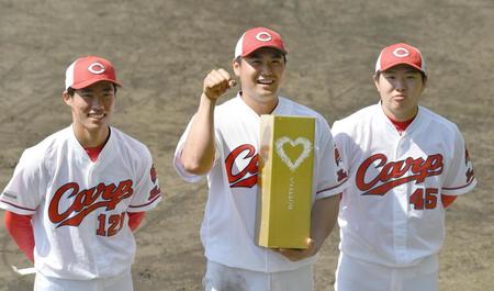 敢闘賞の二俣（左）と松本（右）に挟まれる特別賞の末包（撮影・佐々木彰尚）