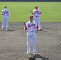 キャンプ打ち上げで手締めをする大瀬良（撮影・佐々木彰尚）