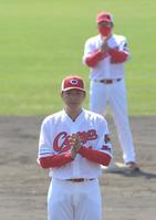 キャンプ打ち上げで手締めをする大瀬良（撮影・佐々木彰尚）