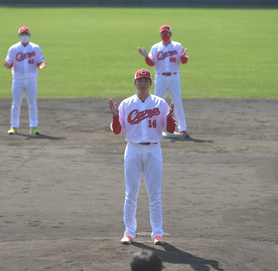 キャンプ打ち上げで手締めをする大瀬良（撮影・佐々木彰尚）