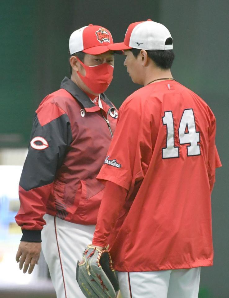 大瀬良（右）に声をかける佐々岡監督＝沖縄（撮影・佐々木彰尚）