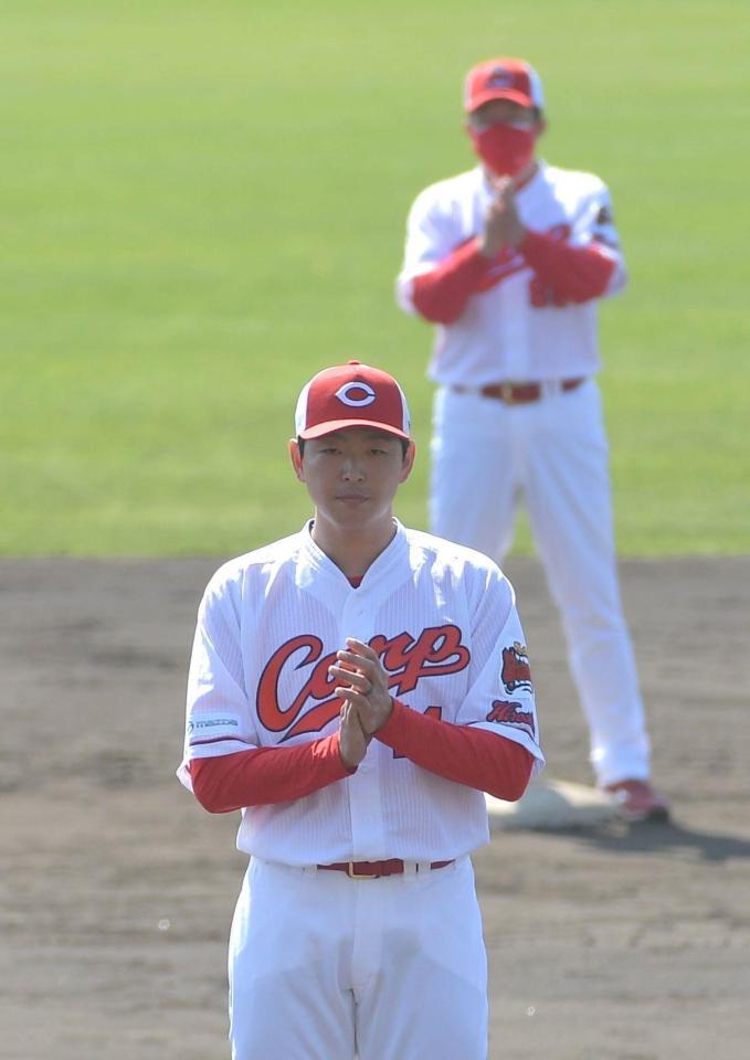 キャンプ打ち上げで手締めをする大瀬良（撮影・佐々木彰尚）