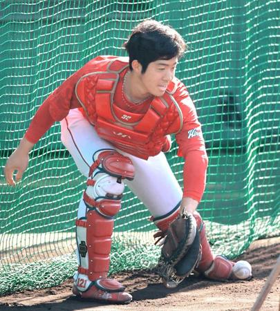 　白浜のプロテクターを着け、捕球練習を積む広島・高木翔斗