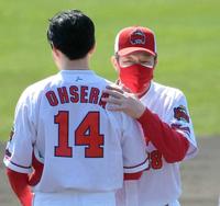 　大瀬良に声をかける佐々岡監督