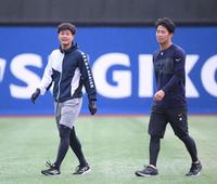 　投手指名練習に参加した森（左）と玉村（撮影・伊藤笙子）