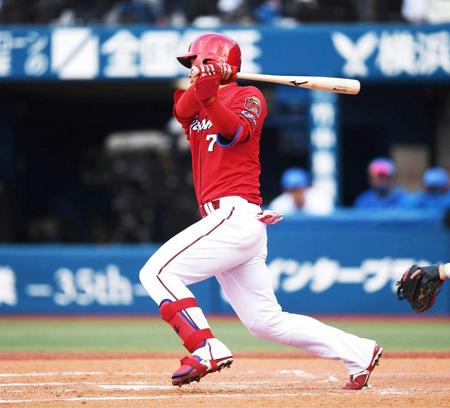 　７回、右前打を放つ堂林（撮影・開出牧）
