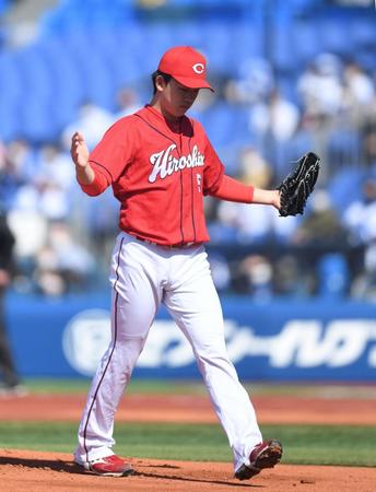 　１回、三者連続三振を奪い大きく手を叩く小林（撮影・開出牧）