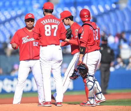 　３回、大和に中前適時打を打たれた先発・小林（右から２人目）は、高橋投手コーチ（８７）からアドバイスを受ける（撮影・開出牧）