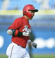 　５回、右越え２ランを放ちガッツポーズを決める代打の持丸（撮影・開出牧）