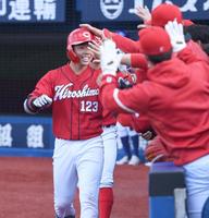 　５回、右越え２ランを放ちナインとタッチを交わす代打・持丸（撮影・開出牧）