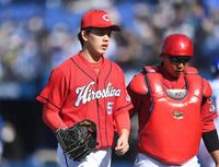 　３回も２点を奪われ、さえない表情でベンチへ引き揚げる小林。右は石原（撮影・開出牧）