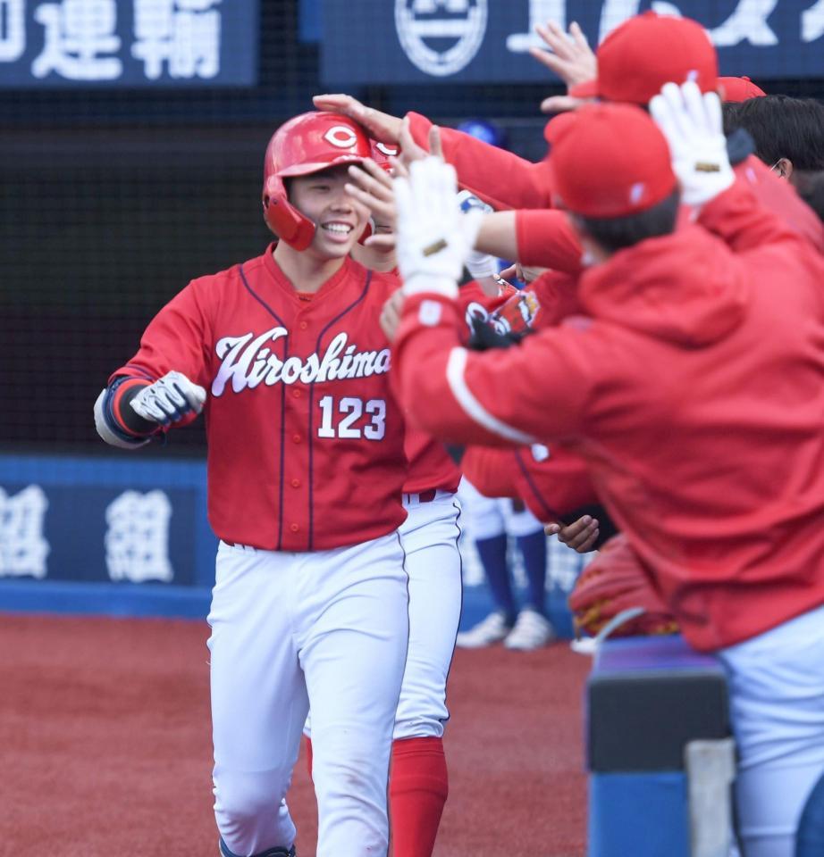 　５回、右越え２ランを放ちナインとタッチを交わす代打・持丸（撮影・開出牧）
