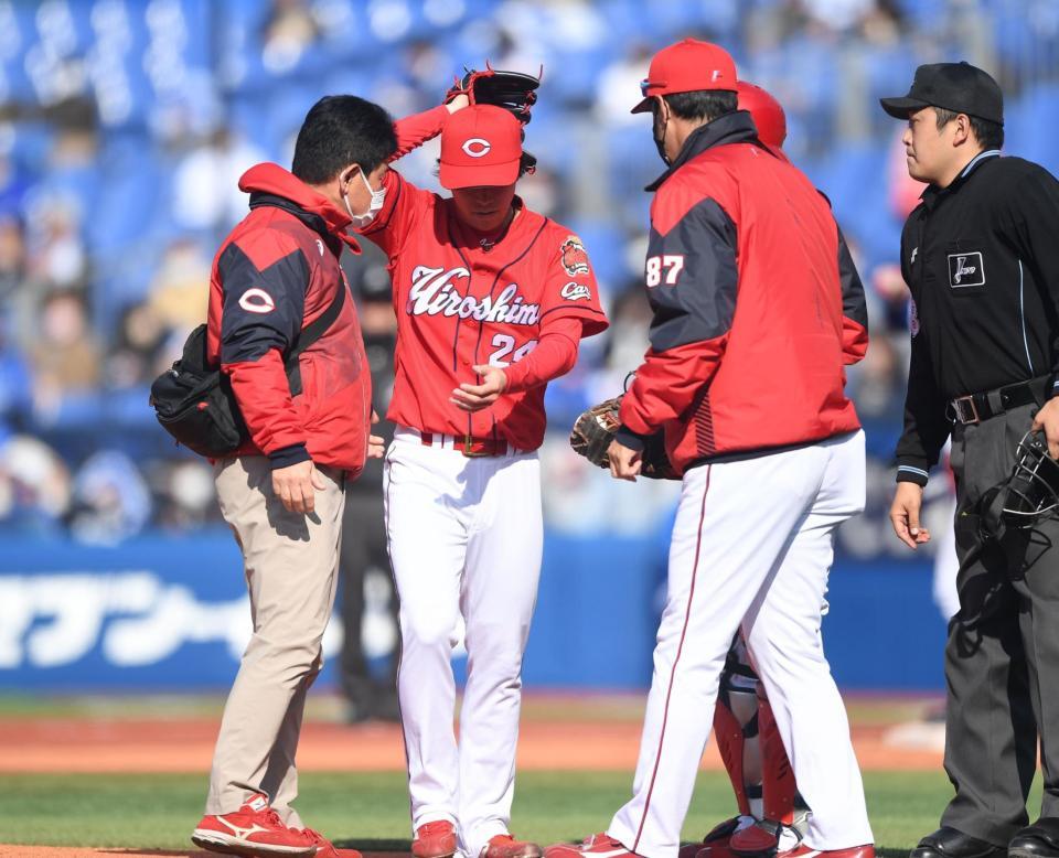 　４回、梶原の打球が当たった左手をトレーナー（左）と高橋投手コーチ（右手前）に見せる黒原（撮影・開出牧）