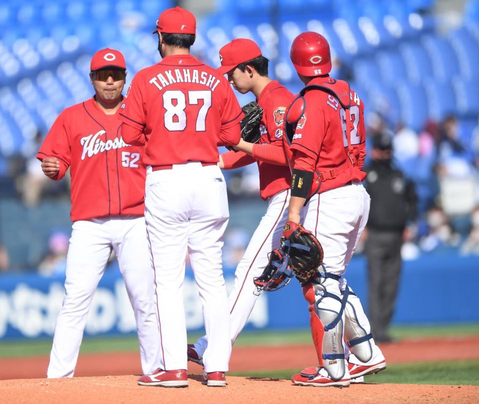 　３回、大和に中前適時打を打たれた先発・小林（右から２人目）は、高橋投手コーチ（８７）からアドバイスを受ける（撮影・開出牧）