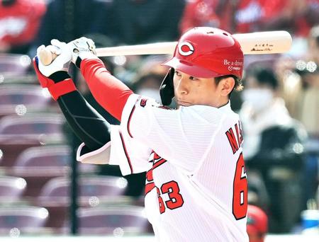 　１回、中前打を放つ西川（撮影・立川洋一郎）