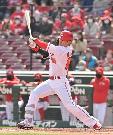 　１回、中前打を放つ西川（撮影・立川洋一郎）