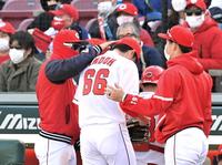 　８回表、連続四球でピンチを広げるも無失点に抑えきり、西川（左）から手荒い出迎えを受ける