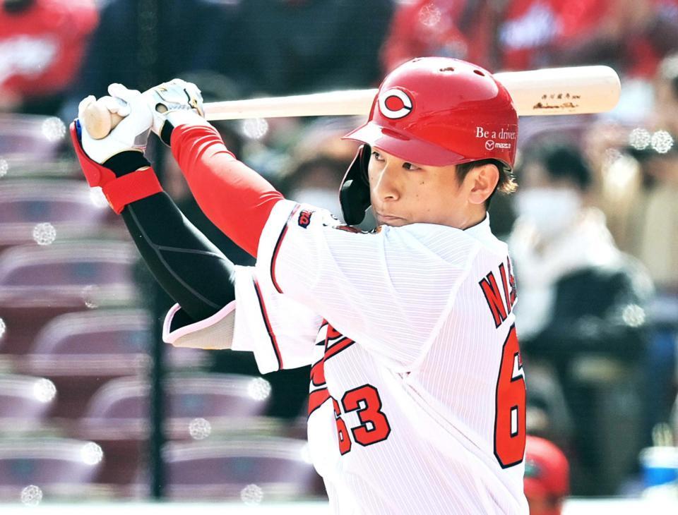 　１回、中前打を放つ西川（撮影・立川洋一郎）