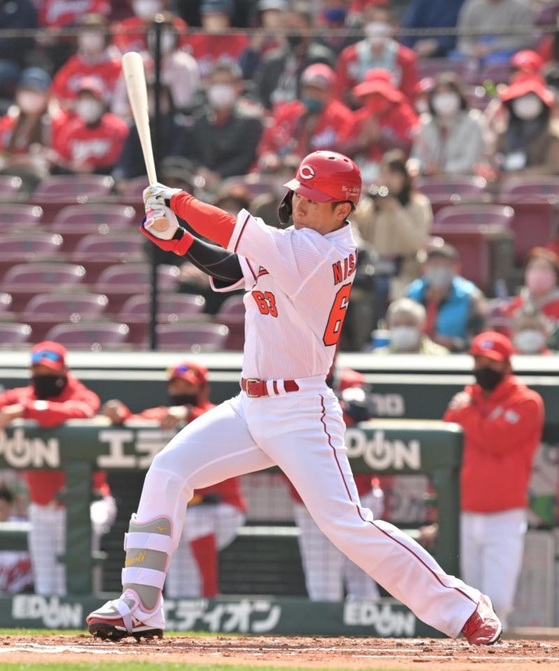 　１回、中前打を放つ西川（撮影・立川洋一郎）