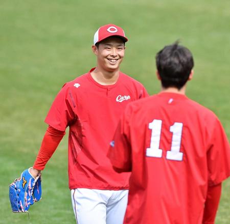 　九里（手前）とのキャッチボールを終えて笑顔を見せる玉村（撮影・立川洋一郎）