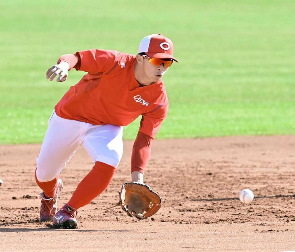 　菊池涼の教えを実践する羽月（撮影・立川洋一郎）