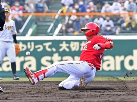 　４回、右翼線への安打を放ち二塁へ滑り込む末包（撮影・立川洋一郎）