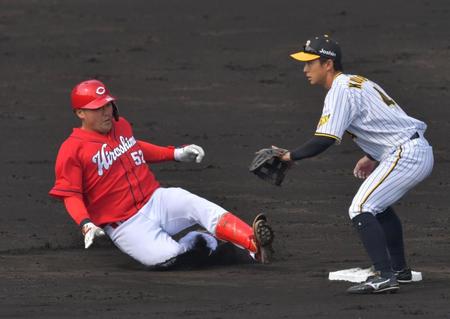 　４回、二塁打を放つ末包（撮影・神子素慎一）