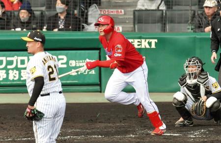 　４回、秋山（左）から右線へ二塁打を放つ末包（撮影・神子素慎一）