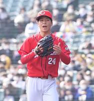 　５回、熊谷を遊ゴロに打ち取って無失点に抑え、グラブをたたいてベンチへ引き揚げる黒原（撮影・立川洋一郎）