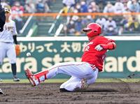 　４回、右翼線への安打を放ち二塁へ滑り込む末包（撮影・立川洋一郎）