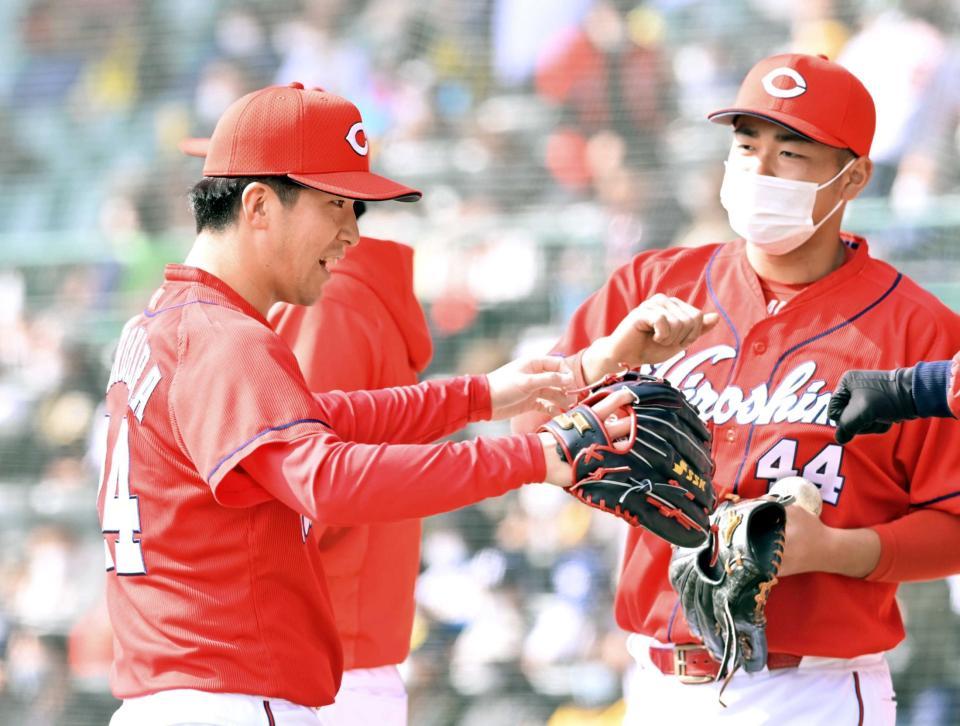 　５回裏に登板して無失点に抑えナインに出迎えられる黒原（左）＝撮影・立川洋一郎