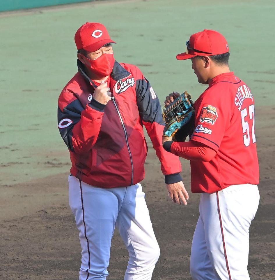 　阪神と引き分け、ナインを出迎える佐々岡監督（左）＝撮影・高部洋祐