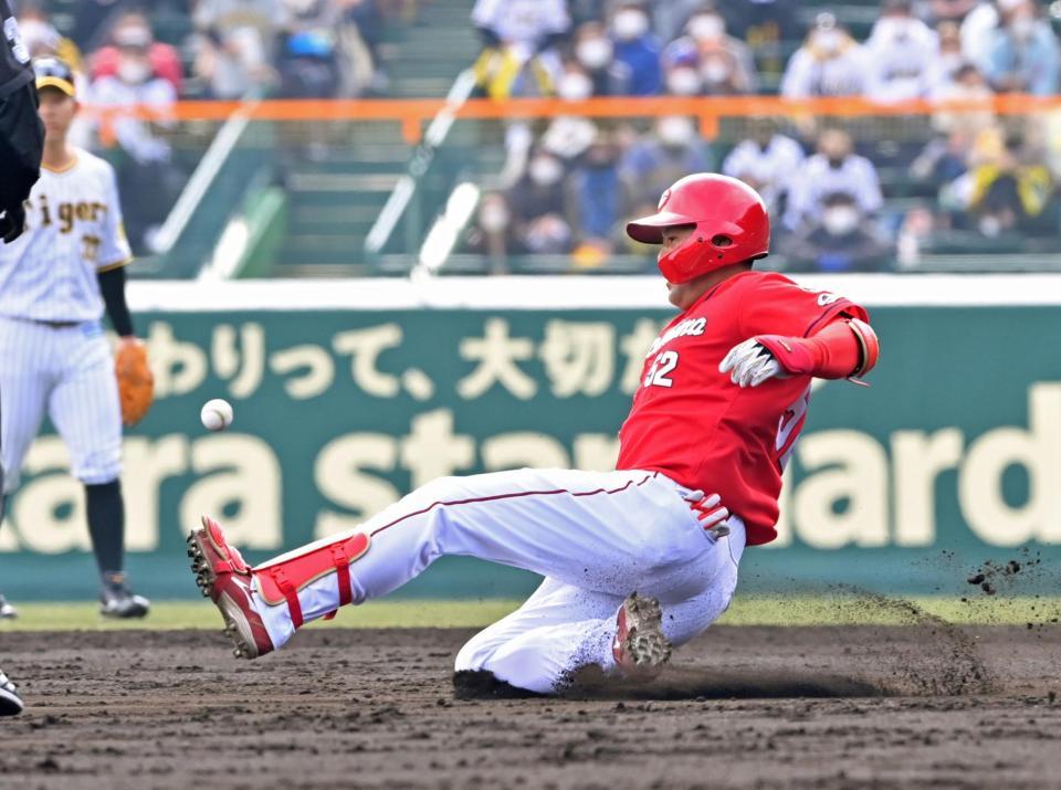 　４回、右翼線への安打を放ち二塁へ滑り込む末包（撮影・立川洋一郎）