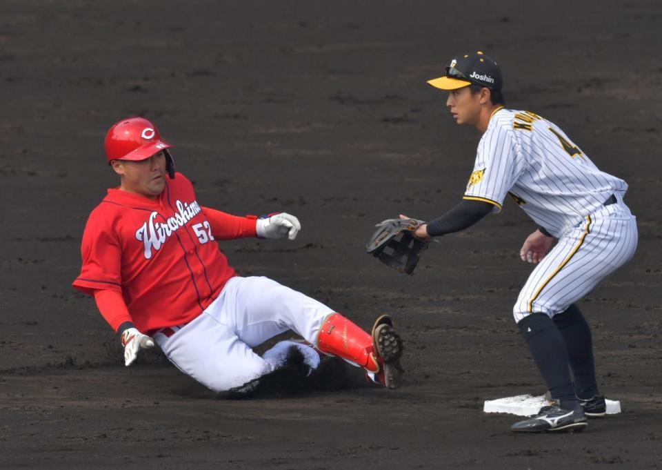 　４回、二塁打を放つ末包（撮影・神子素慎一）