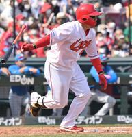 　４回、中前打を放つ松山（撮影・立川洋一郎）