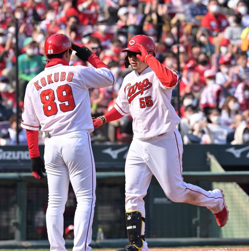 　６回、小窪コーチ（左）と敬礼ポーズ交わす松山（撮影・立川洋一郎）