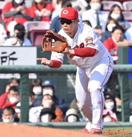 　７回、石川の打球をさばく三塁手・坂倉