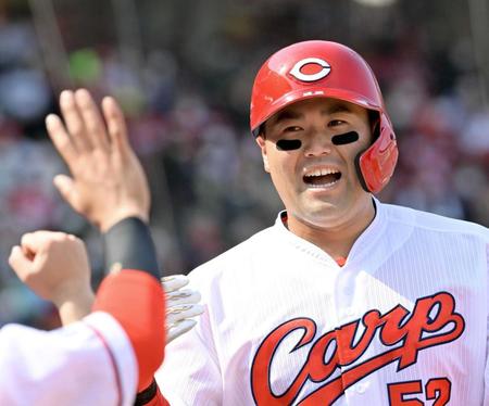 　４回、２点適時二塁打を放ち、ナインに出迎えられる末包（撮影・立川洋一郎）