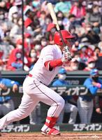 　４回、右前打を放つ坂倉（撮影・立川洋一郎）