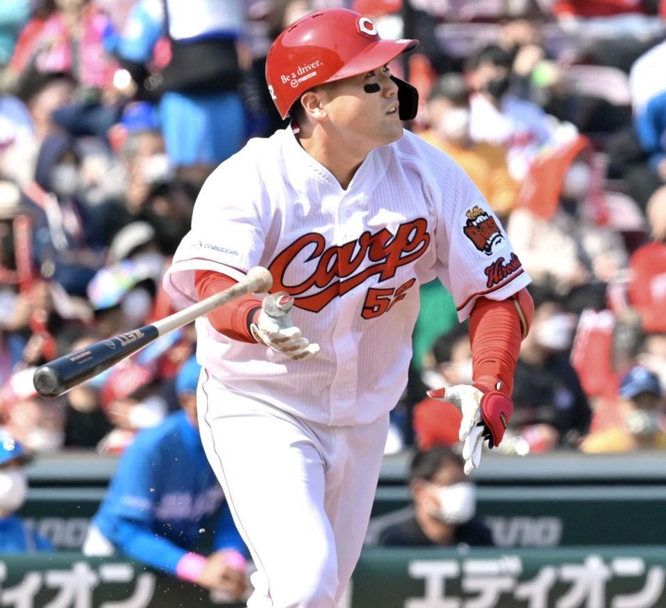 　４回、２点適時二塁打を放つ末包