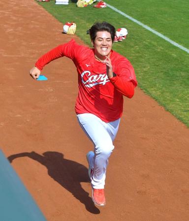 　ダッシュを繰り返して汗を流す九里（撮影・立川洋一郎）