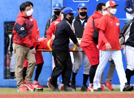 　担架で運ばれる野間（撮影・佐藤厚）