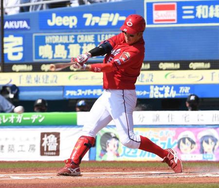 　１回、小園は右前安打を放つ（撮影・佐藤厚）