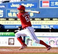 　７回、小園は中前適時安打を放つ（撮影・佐藤厚）