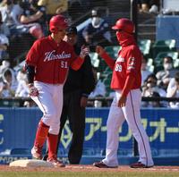 　７回、小園は中前適時打を放ち小窪コーチ（右）とグータッチ（撮影・佐藤厚）