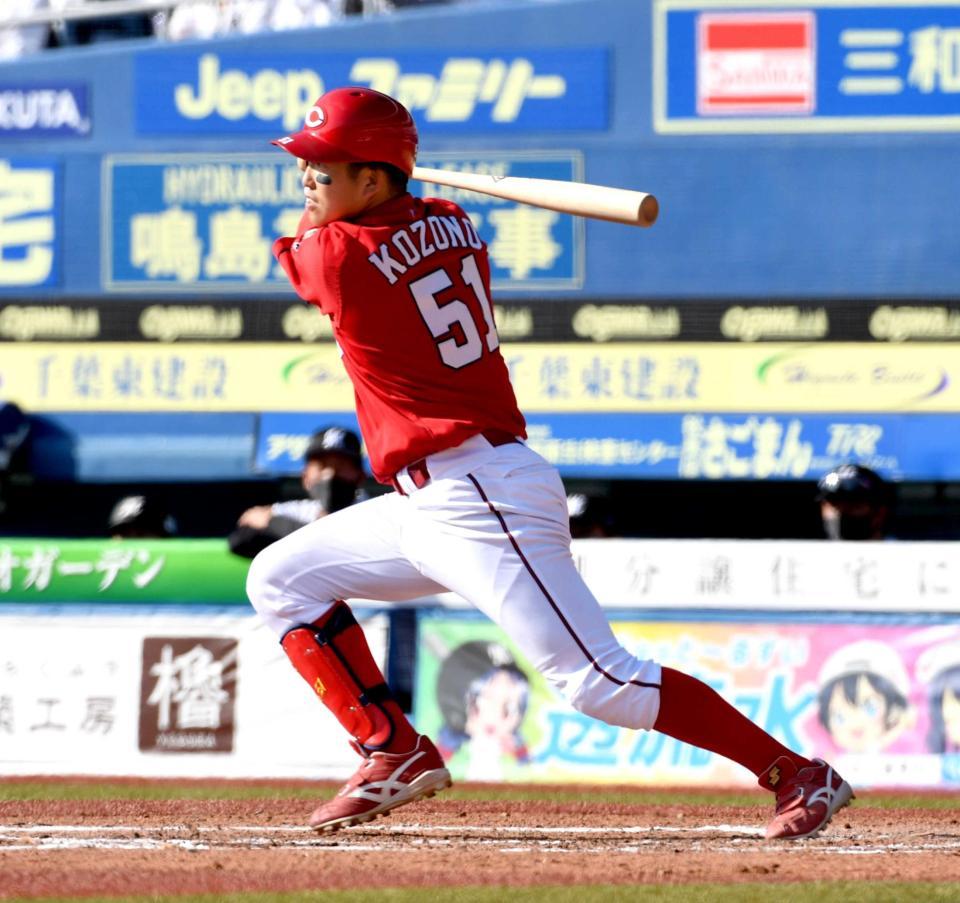 　７回、小園は中前適時安打を放つ（撮影・佐藤厚）