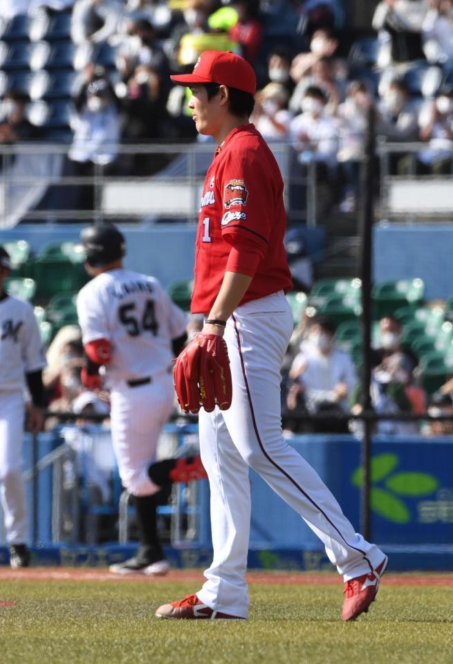 　５回、レアード（左）に左越え３ランを打たれ、ぼう然とする九里（撮影・佐藤厚）