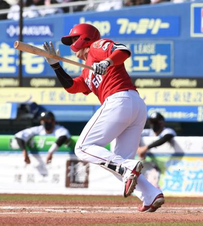 ７回、中村健は左翼線に適時二塁打を放つ（撮影・佐藤厚）