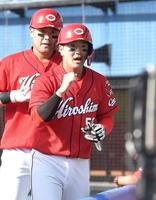 　７回、中村健は適時二塁打を放ち、ガッツポーズでベンチに戻る（撮影・佐藤厚）