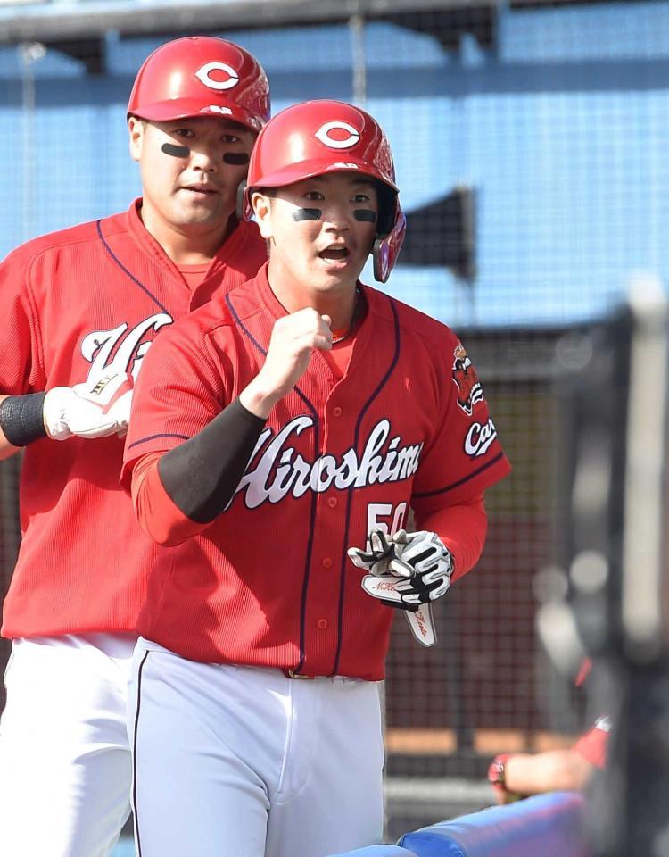 　７回、中村健は適時二塁打を放ち、ガッツポーズでベンチに戻る（撮影・佐藤厚）